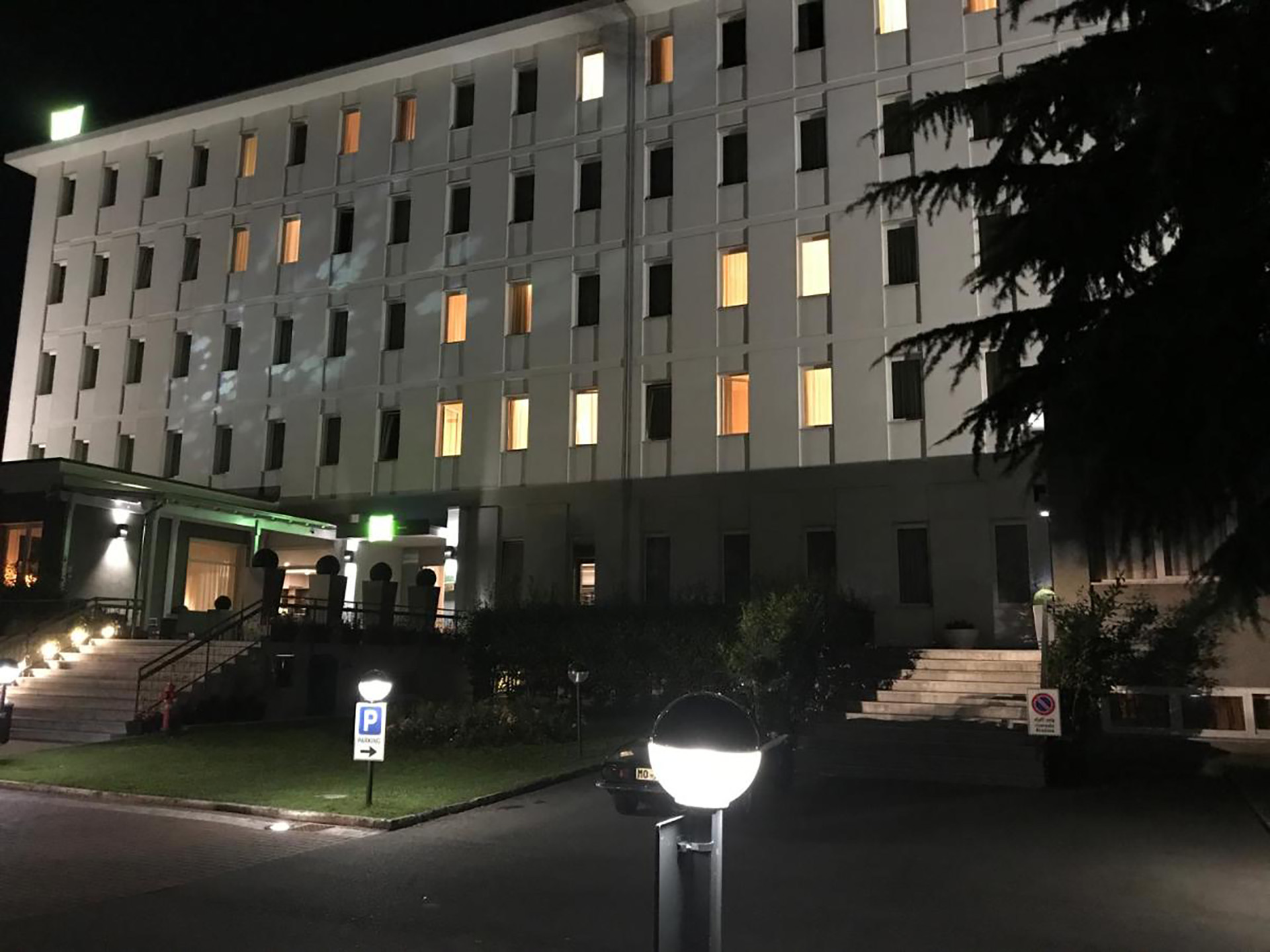 Vista hotel di notte