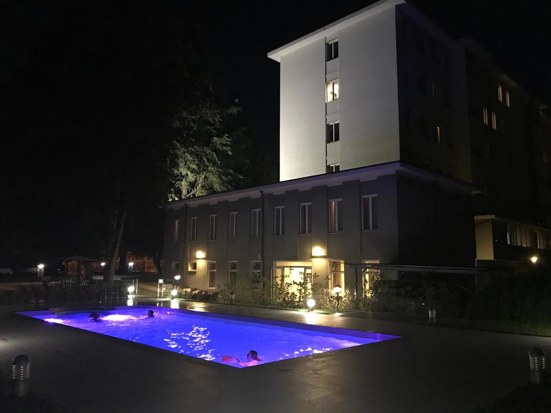 La piscina di notte